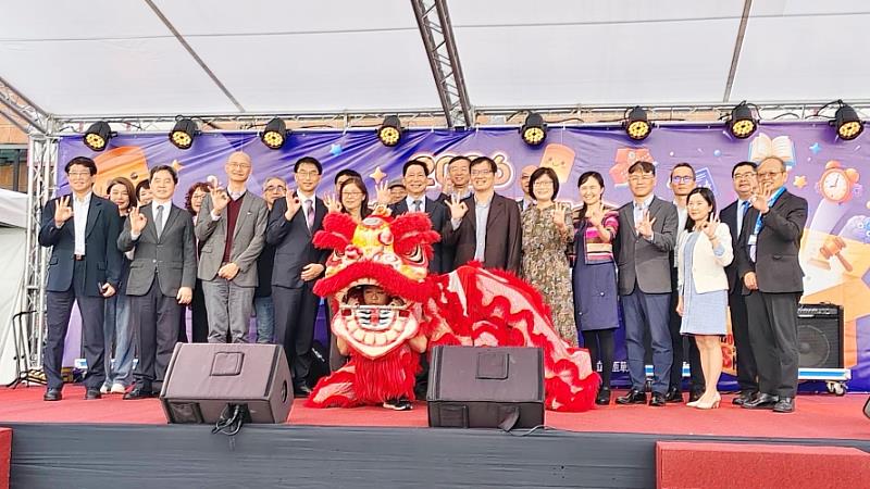 圖一、首度舉辦的「2026開箱東吳博覽會」吸引眾多高中生與家長參與。