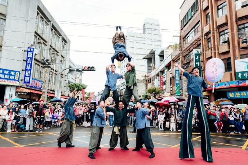3_臺中東勢新丁粄節_「FOCASA馬戲團」率領在地藝文團隊進行創意踩街