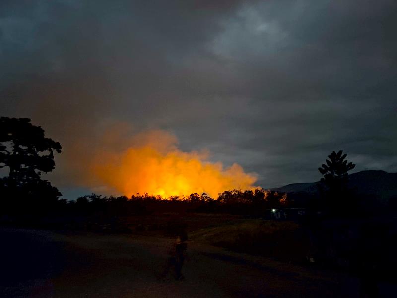 知本捷地爾雜草火警延燒61公頃 台東消防申請空勤支援