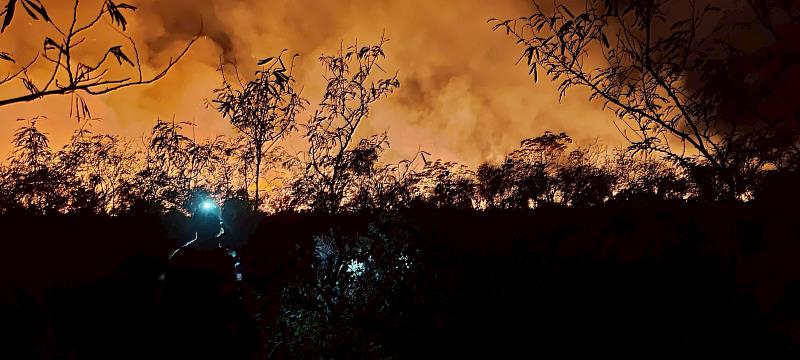 知本捷地爾雜草火警延燒61公頃 台東消防申請空勤支援