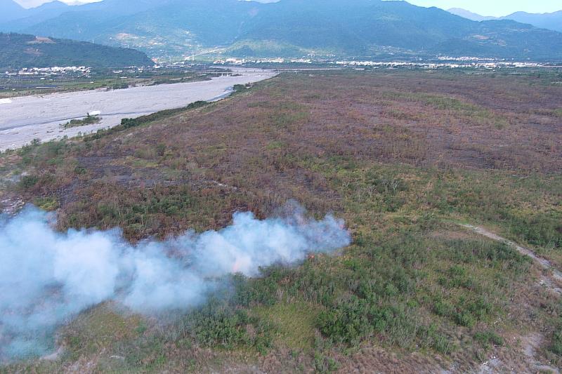 知本捷地爾雜草火警延燒61公頃 台東消防申請空勤支援