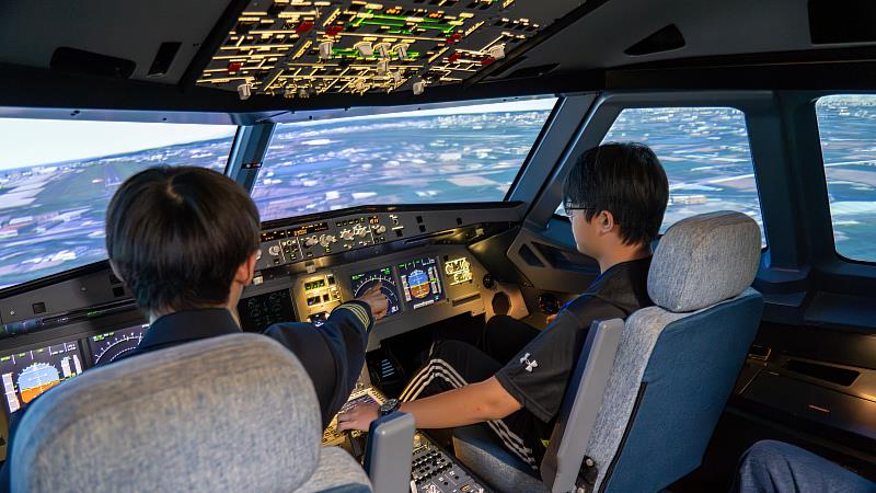 學員首次坐上空中巴士A320模擬機，飛行體驗感到新奇且震撼。
