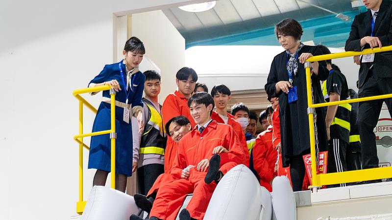 透過客艙緊急逃生情境模擬實作體驗，讓學員了解飛安的重要性。