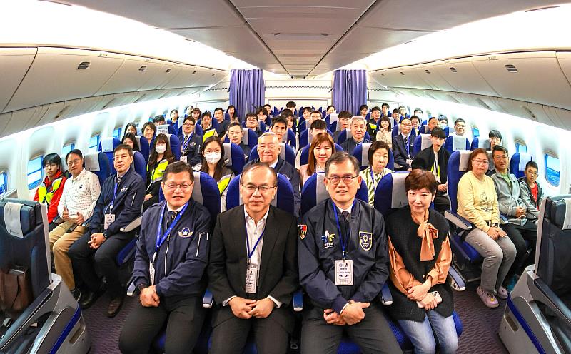 航發會董事長/交通部政務次長陳彥伯(前排左二)特別出席航空體驗營開訓,於朝陽科大飛航系波音777-300ER客艙與學員合影。