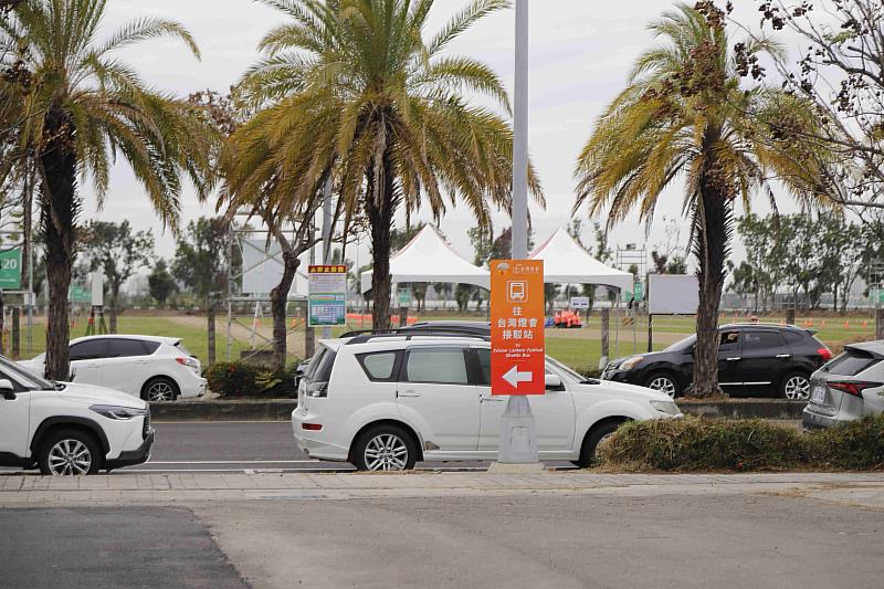 翁章梁試乘接駁車了解燈會接駁運作情形