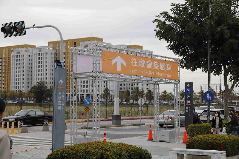翁章梁試乘接駁車了解燈會接駁運作情形