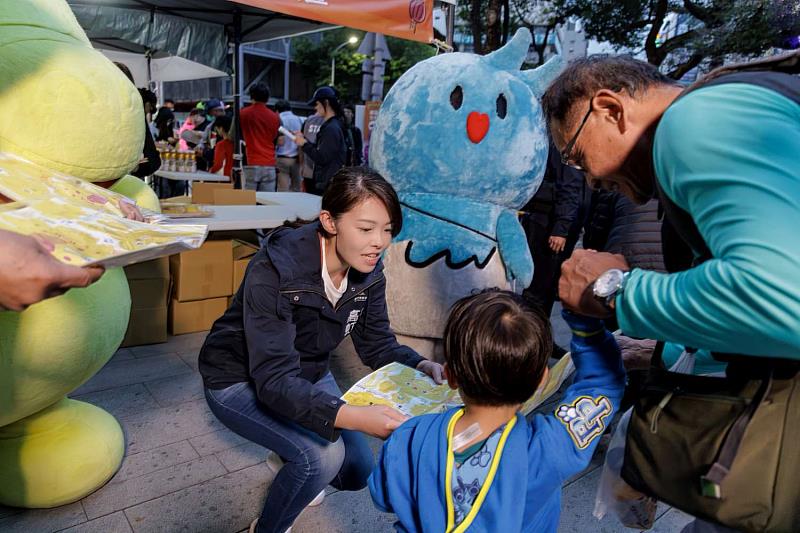 市長高虹安前往元宵市集親送發送RODY小提燈給民眾。