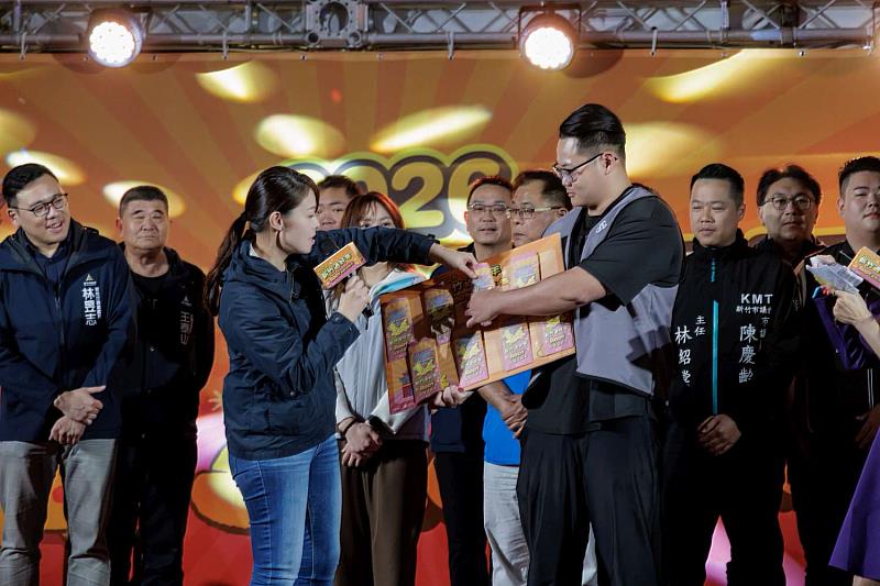 市長高虹安用城市特色為主題設計猜燈謎，與市民近距離互動同樂。