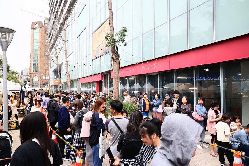 排隊領取小提燈民眾綿延數百公尺。