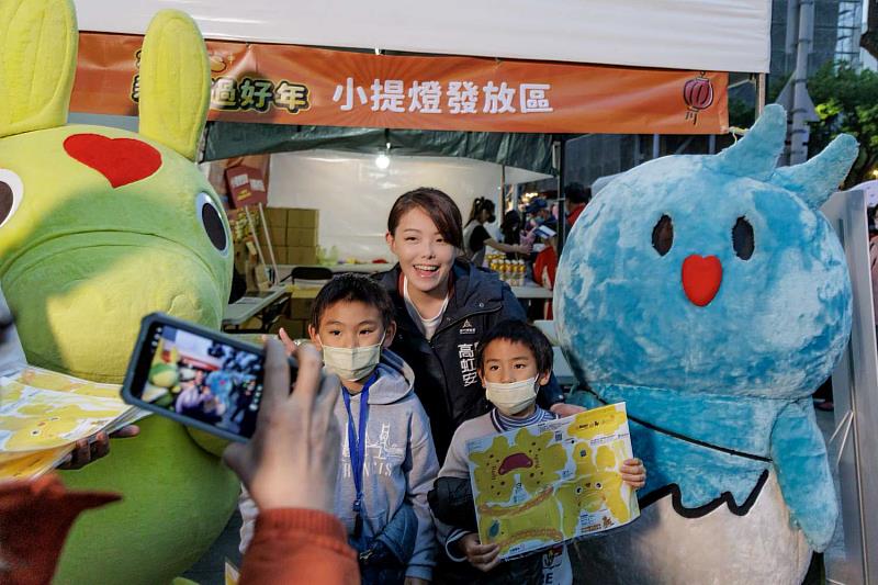 市長高虹安前往元宵市集親送發送RODY小提燈給民眾。