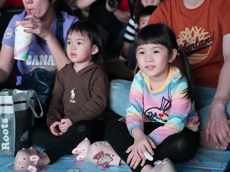 3_客家親子劇《燈怪》屏東場_細子專心看劇