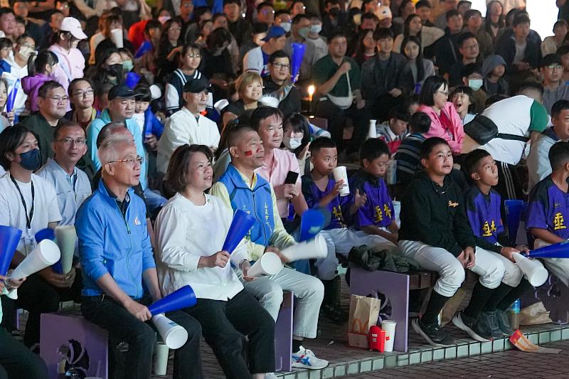 嘉義市政府在棒球賽事期間 轉播多場活動 吸引球迷共同應援