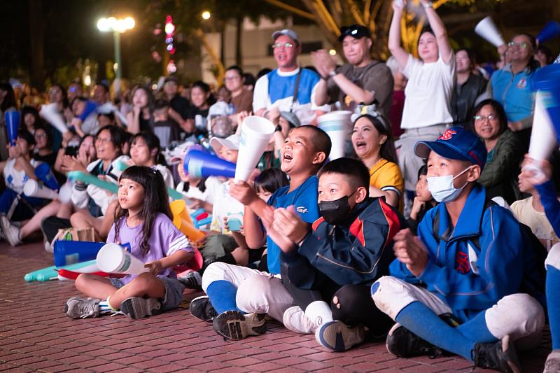 嘉義市政府在棒球賽事期間 轉播多場活動 吸引球迷共同應援