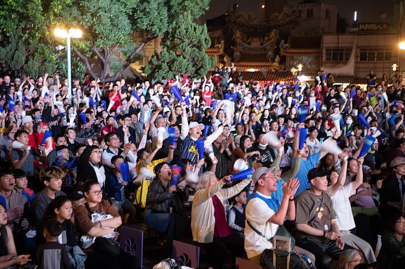 嘉義市政府在棒球賽事期間 轉播多場活動 吸引球迷共同應援