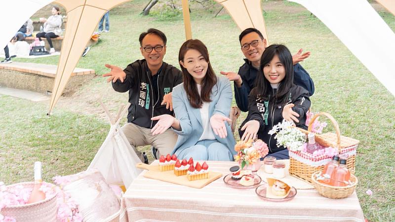 高虹安市長邀民眾走進新竹公園賞櫻。