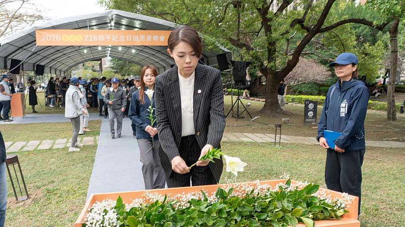 高虹安市長獻上純白百合花，表達誠摯追思。