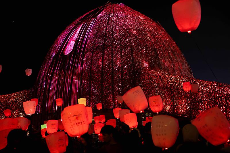 「光之新徑－嘉義夢」×「再。嘉義」燈區正式啟動 點亮2026台灣燈會第一道光