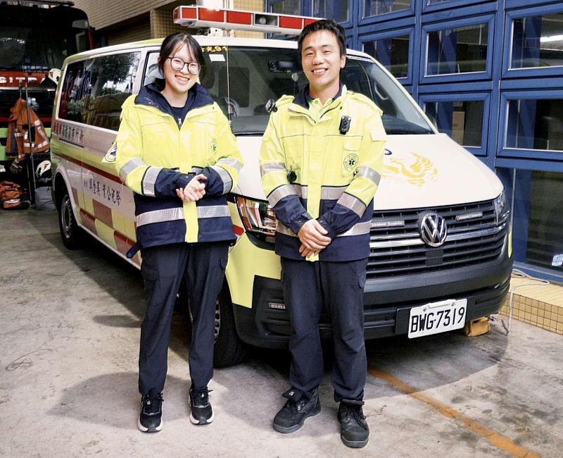 竹光分隊消防員由右至左蘇建鴻、吳彩瑄搶救OHCA成功。