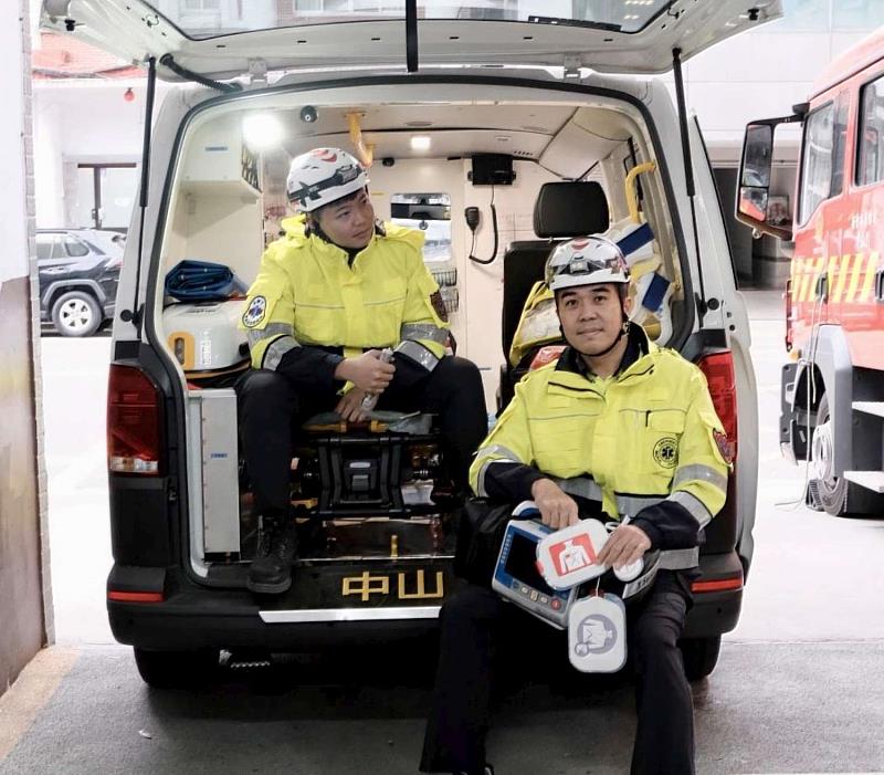 中山分隊消防員由右至左吳忠錡、張書瑜搶救OHCA成功。