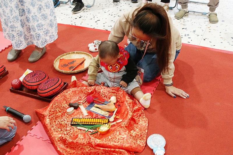 古禮抓週儀式。