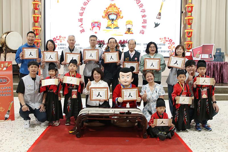 黃敏惠市長擔任啟蒙老師帶領孩子提筆描紅。