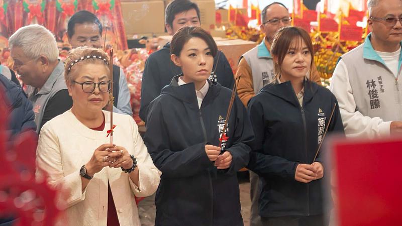 市長高虹安前往新竹普天宮參拜。