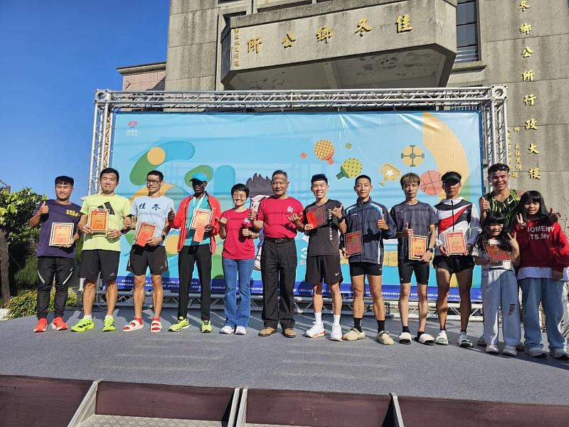 10公里男子組完賽頒獎。