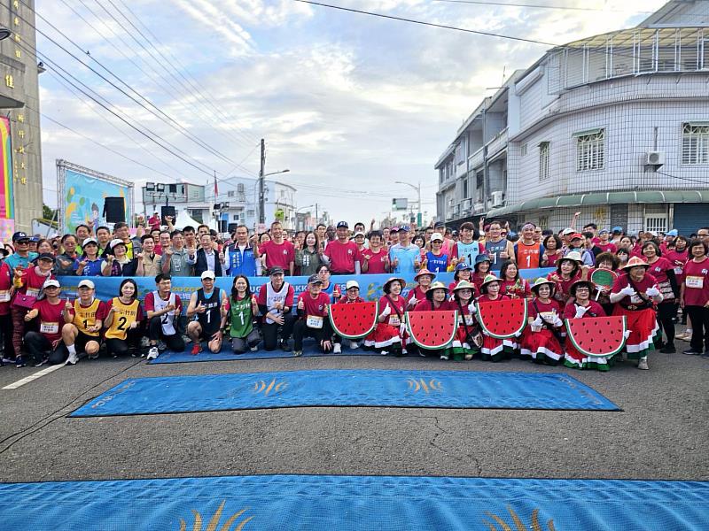 六堆各鄉區選手賽前合影。