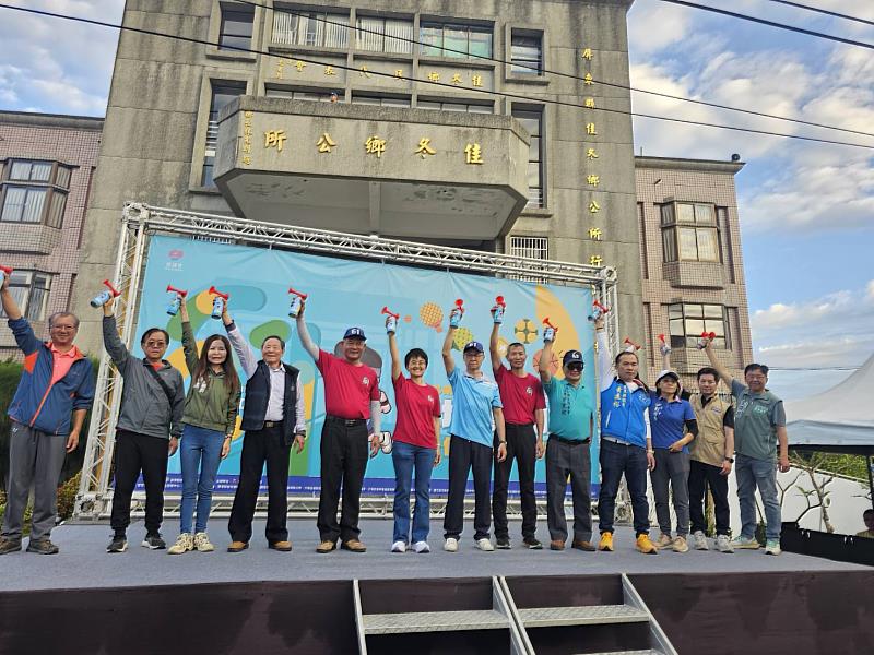 參與貴賓鳴槍起跑。（左起：蕭見益區長、劉文甲區長、周碧雲議員、劉仕彩委員、賴文一鄉長、古秀妃主委、曾耀群執行長、羅平道議員、葉寬銘主席、黃盈裕議員、劉怡秀秘書、何昌華科長、屏東縣政府團隊代表）