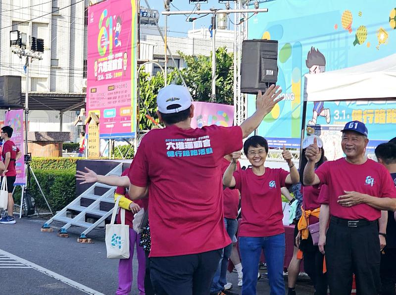 古秀妃主委及賴文一鄉長為跑者加油。