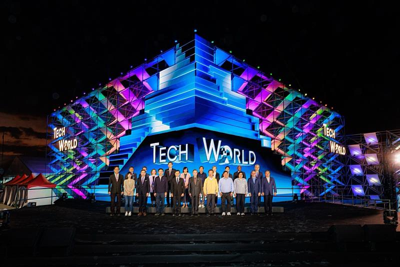 卓院長與各國使節於開幕典禮共同合影。