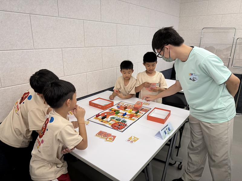 學童在嘉藥計畫團隊引導下，透過桌遊體驗藝陣文化中「團結」與「共好」的價值。