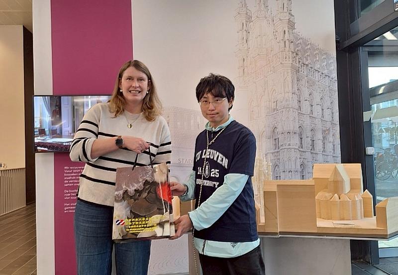 【深耕姊妹市情誼】林韋成（右）拜會臺南姊妹市魯汶（Leuven）市政府，與市長秘書Margot Hollevoet（左）交流，深化臺歐城市合作能量。