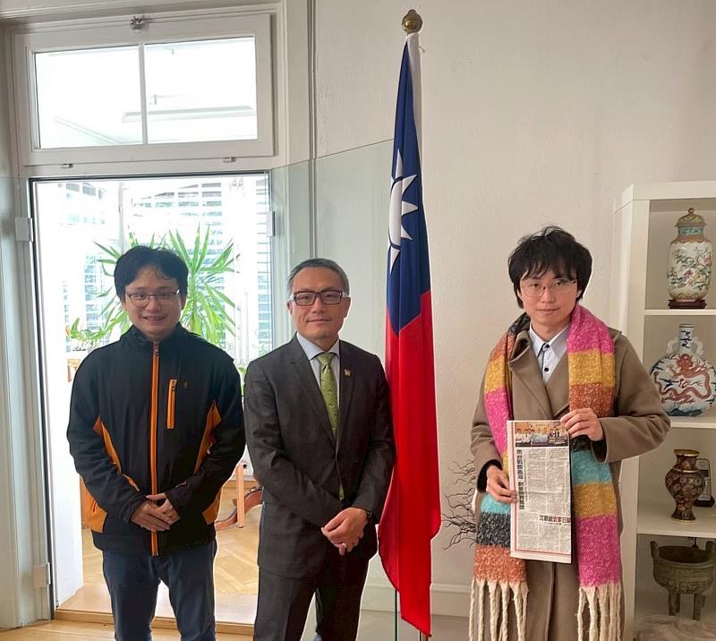 林韋成（右）拜會駐瑞士臺北文化經濟代表團，與大使銜代表王思為（中）交流青年圓夢計畫成果。