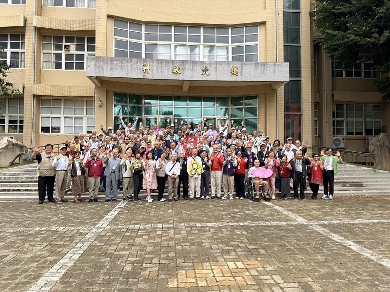 彰化高中民國55年畢業校友重返母校舉辦一甲子同學會慶祝活動。