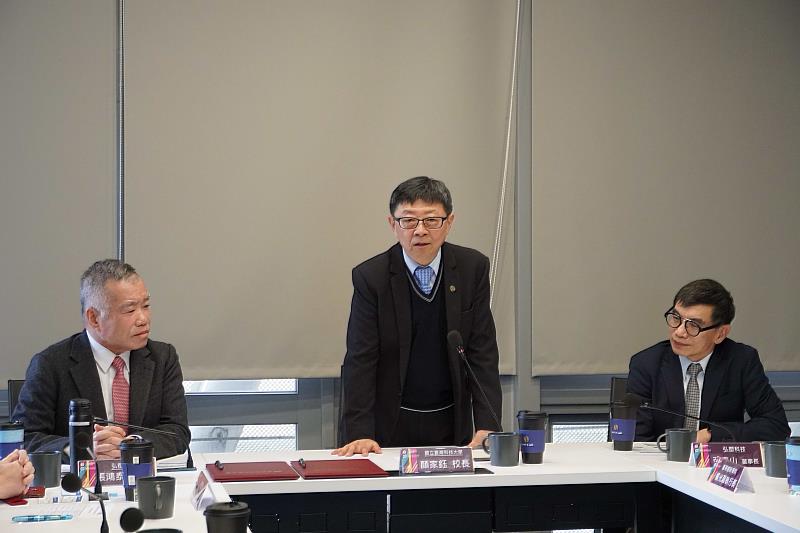 臺科大校長顏家鈺（中）表示，臺科大始終重視與產業夥伴的實質合作，透過多元專長的師資與優秀學生，協助企業突破技術瓶頸，創造產學雙贏。左起：弘塑集團執行長張鴻泰、臺科大校長顏家鈺、弘塑科技董事長張泰山。