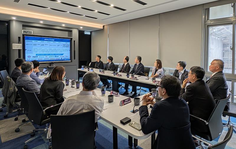 臺科大產學創新學院代理院長鄭逸琳、副院長李豪業、執行長楊光磊等校內師長出席簽約儀式，與弘塑集團旗下添鴻科技、佳霖科技及太引資訊系統等子公司主管交流會談，共同討論未來合作方向。