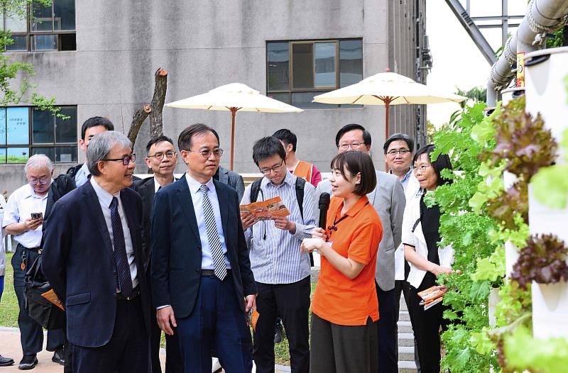 謙和賀日照中心郭亭彣主任介紹機構青銀共融與在地安老的創新實踐。