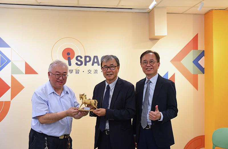 中臺科大致贈自製3D列印金馬予鄭英耀部長。