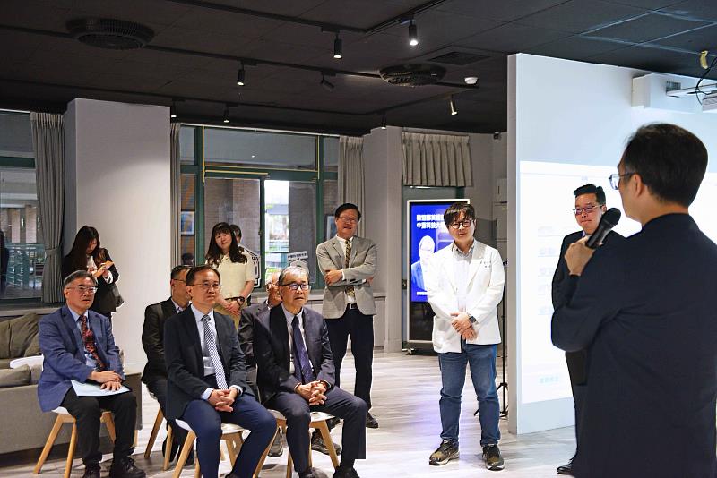 中臺科大健科院黃宣瑜院長介紹AR智慧健康科學院X元宇宙中心。