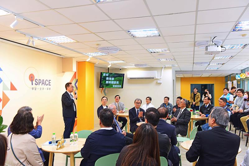 鄭凱元副校長介紹中臺科大辦學理念與教學特色。