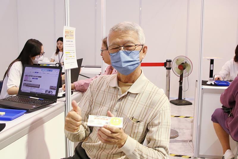 領取振興商圈夜市券的民眾對活動表示肯定。