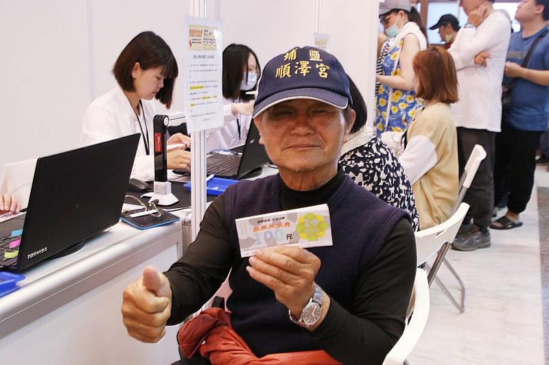 領取振興商圈夜市券的民眾對活動表示肯定。