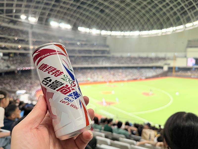 康貝特200P EX陪球迷一起看球，也為觀賽補給應援能量。