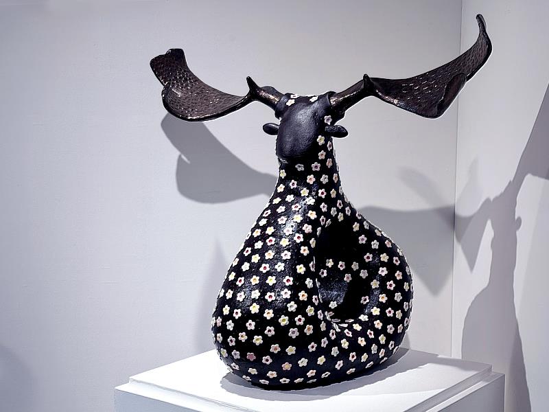 作品《空生綻放》以有機型態展現生命向光生長的張力，黑白對比與種子噴發般構成，呼應藝術家對自然生成的長期觀察。