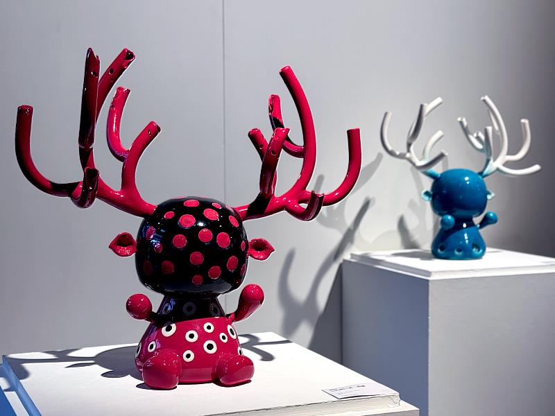 「Lulu的一天」系列為本次展覽視覺焦點，角色從鹿角蕨意象萌生，融合手捏造型與釉色實驗，展現生命生成的多重面貌。