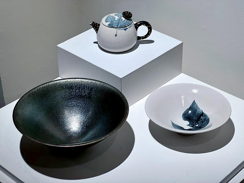 木葉天目與曜變天目系列展現黃明文對經典釉色的長期鑽研，真葉入窯燒製，火與釉在高溫中封存無法複製的瞬間，具高度收藏價值。