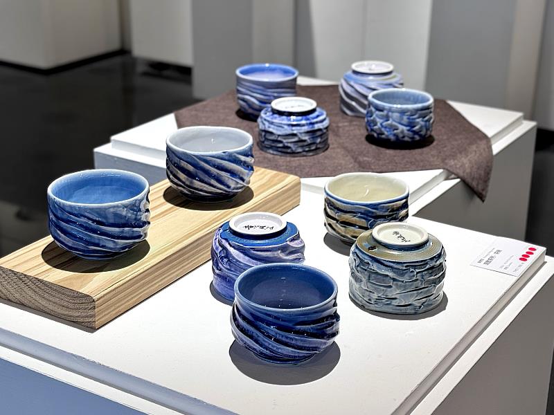 流動系列茶碗將拉坯旋轉留下的螺旋紋理轉化為觸覺節奏，打破生活陶框架，讓器物回到日常使用之中。