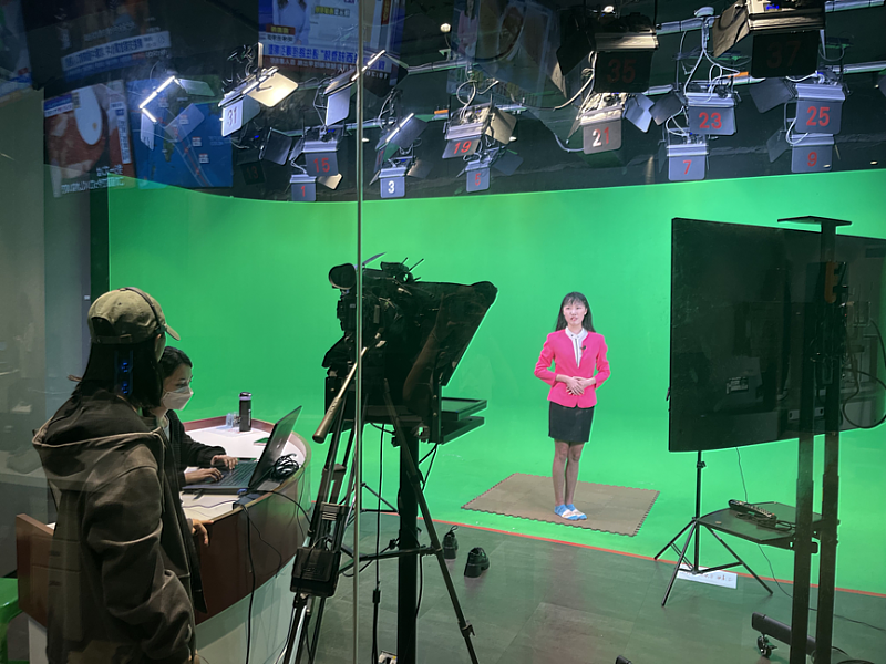世新大學專業攝影棚支援學生產製《小世界實習》新聞串帶。（世新大學提供）