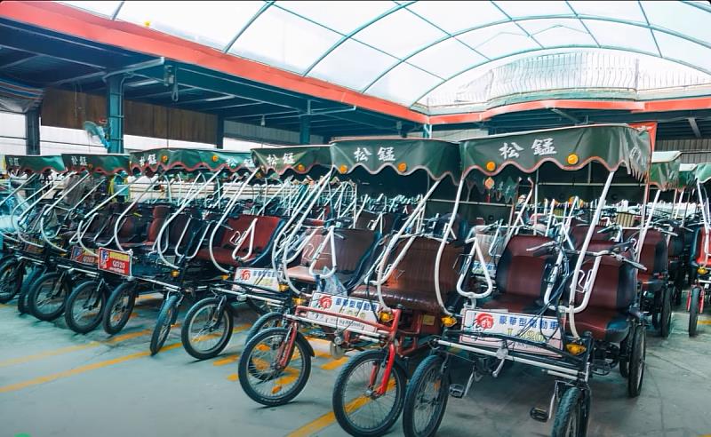 騎上單車穿梭花田，為春日旅程留下最自在的風景。